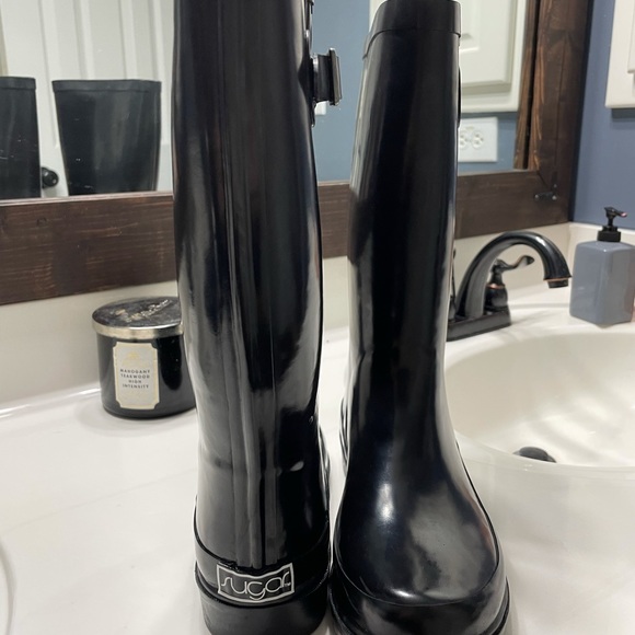 sugar brand rain boots. Size 9 fits 8 1/2. - Picture 2 of 4
